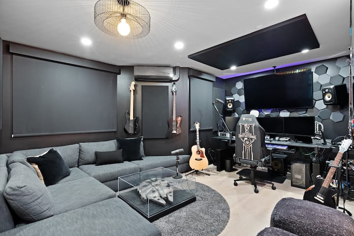 напълно оборудвано студио / игрална зала
