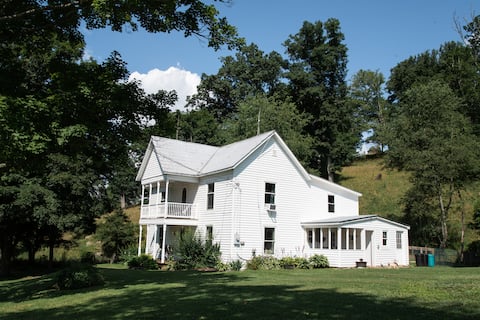 Farmhouse - Spacious & Cozy. Stargazing. WV Views.