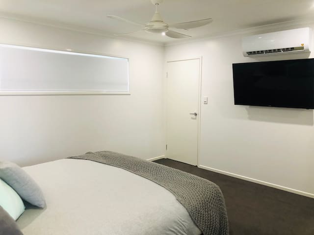 5-bedroom home by the beach gallery image 2