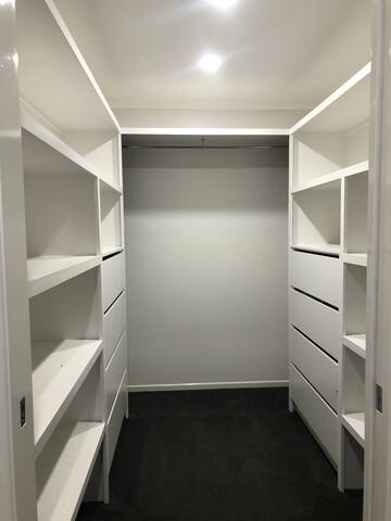 5-bedroom home by the beach gallery image 5