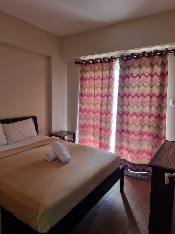 Chambre n °1 (chambre principale). Accès au balcon derrière les rideaux.