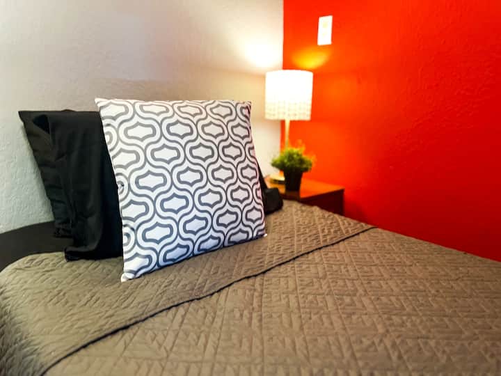 L'atmosfera serena della camera da letto doppia ti invita a rilassarti, con un letto soffice che promette una notte di sonno ristoratore.