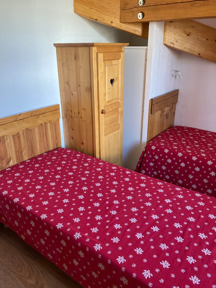 chambre 2 avec 2 lits simples