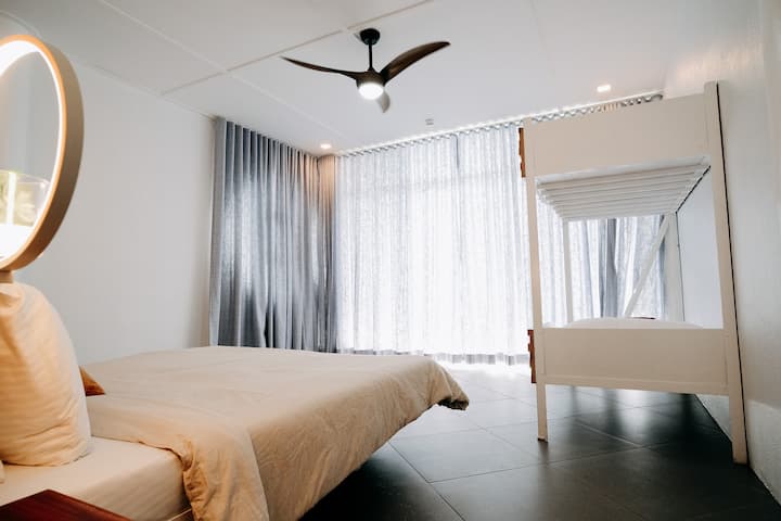 Contempla la comodidad y la comodidad en las habitaciones de Palalong Views. Desde las cortinas hasta las sábanas, cada detalle ha sido cuidadosamente seleccionado para tu máxima relajación. 