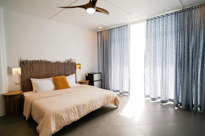 Contempla la comodidad y la comodidad en las habitaciones de Palalong Views. Desde las cortinas hasta las sábanas, cada detalle ha sido cuidadosamente seleccionado para tu máxima relajación. 