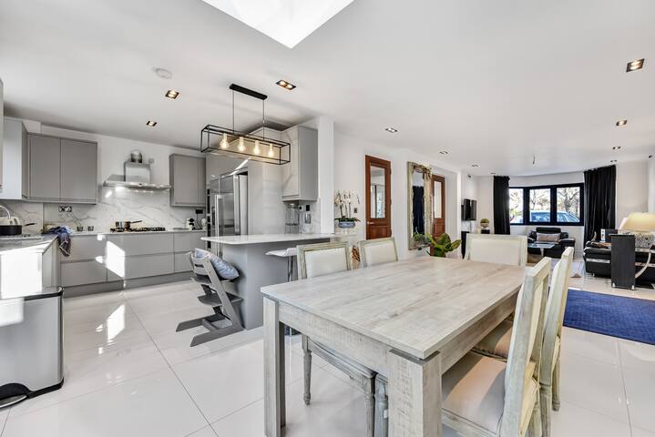 Luxurious family home mins from high street