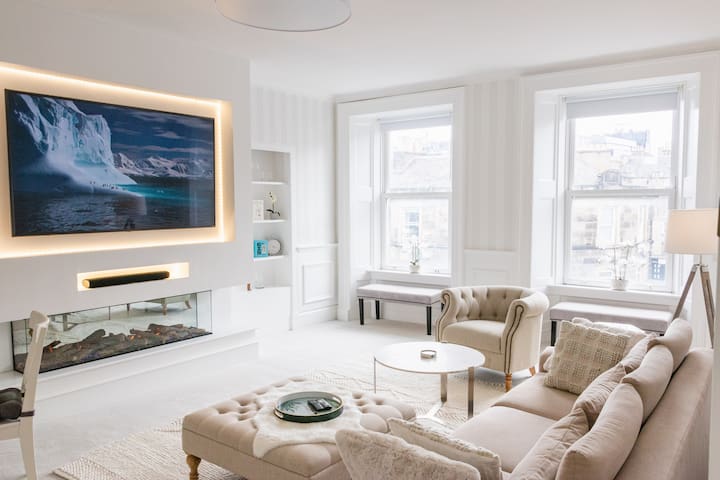 Elegant 2-Bed Next to Edinburgh Castle