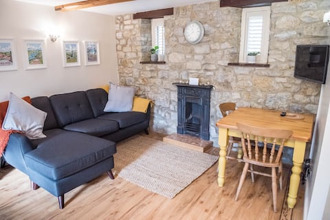Top performing Airbnb: Picturesque Two Bed Cotswold Cottage in Charlcombe