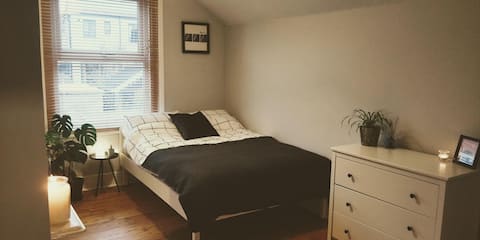 Light bedroom and private bathroom in Bristol
