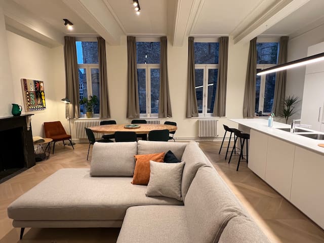 Spacious luxury apartment with Castle view!