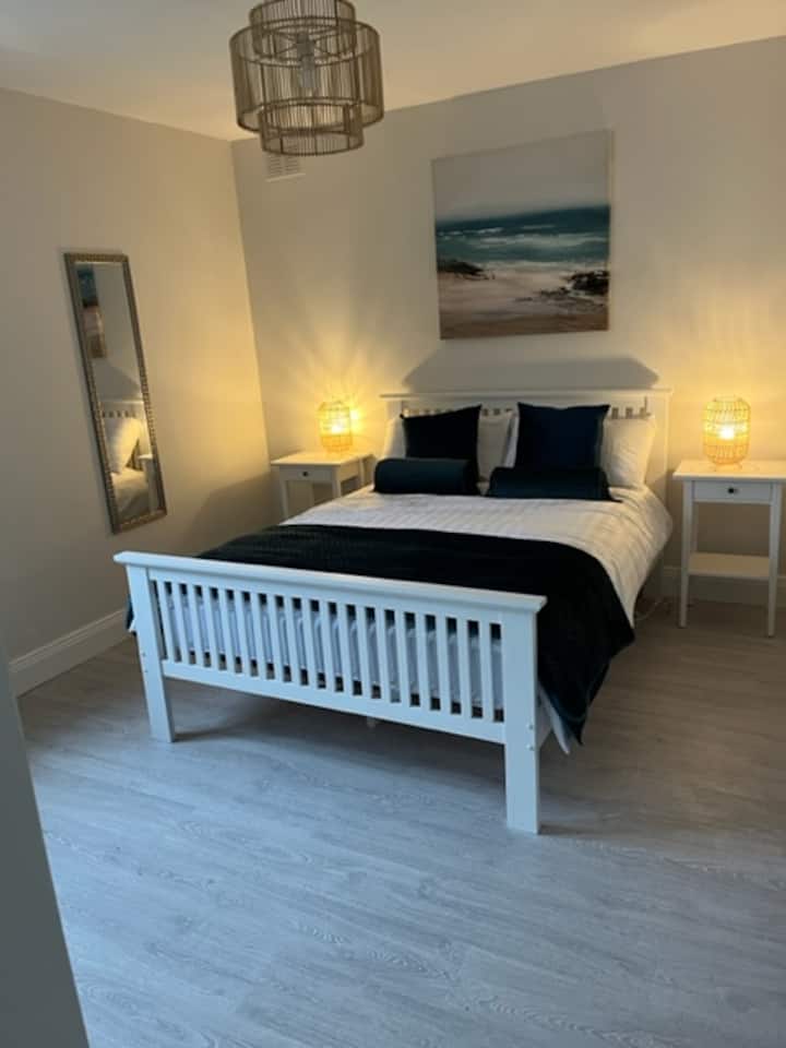 Chumba kikuu cha kulala  na bafu ya chumbani na TV janja na bafu ya umeme 