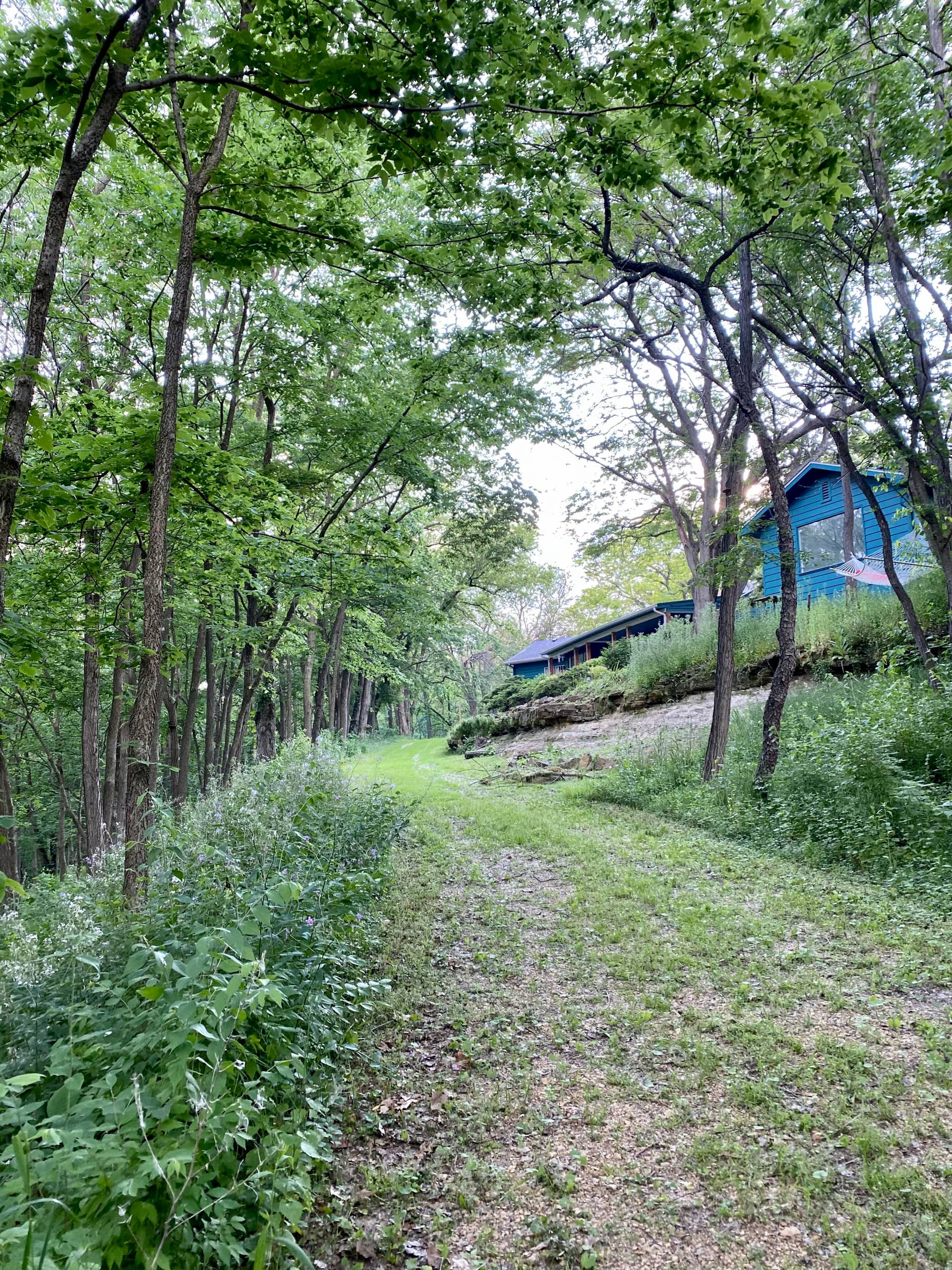 Geräumiges Haus am Hang mit Blick auf privaten Wald
