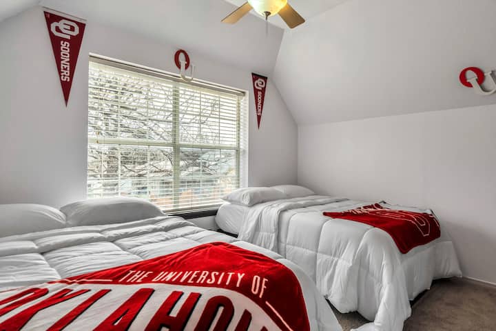 Na katu su 2 kreveta pune veličine. Boomer Što prije!! Ova je soba spremna za sve OU navijače!! (Prihvaćamo čak i ljubitelje UT-a).  