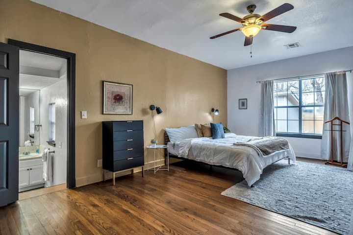 VELIKI glavni krevet + kupaonica 

Soba je opremljena bračnim krevetom, ventilatorom, velikim ormarom, TV-om, malim kaučem na izvlačenje, krevetićem i ogledalom pune dužine. 
