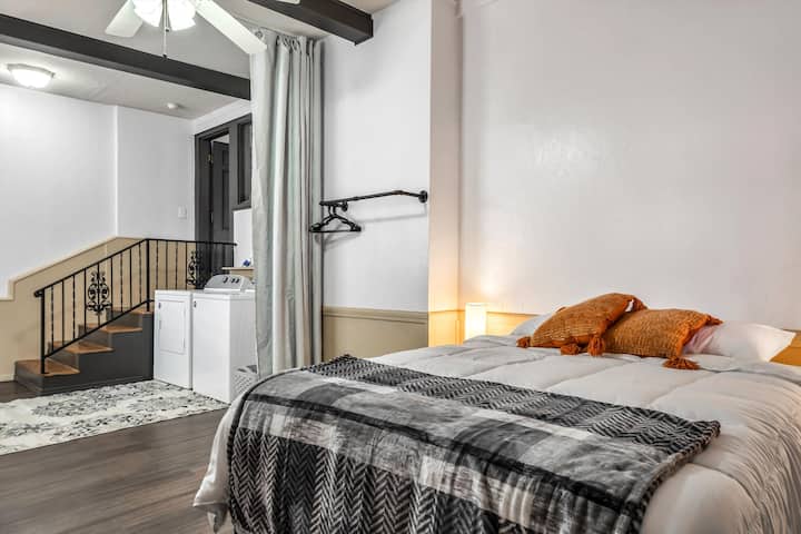 Spavaća soba na katu s bračnim krevetom (širine 150 - 179 cm). 

Perilica i sušilica također su ovdje. 

Povucite zavjesu za privatnost. Ova soba
također ima privatni ulaz izvana.
 