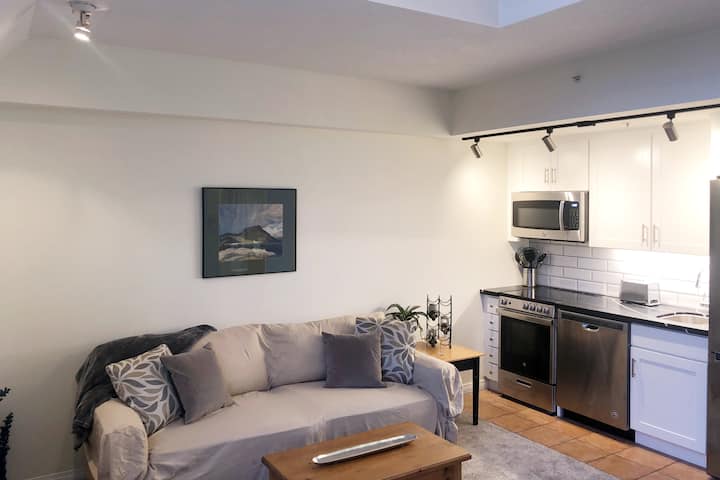 Village Penthouse: Wow Location - Whistler
