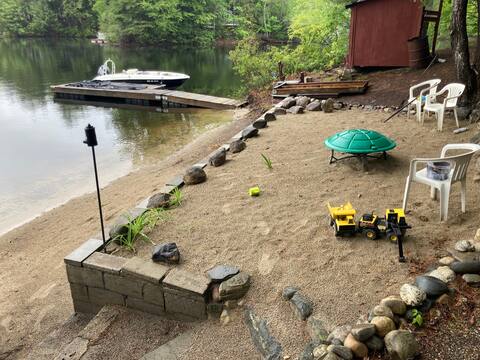 Lakefront cottage w/ sandy beach