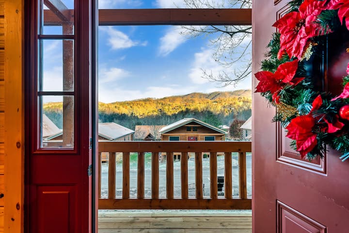 Summer Specials! View Cabin, Fast Wifi, Multicade, Pool Table, Private Hot Tub!! - Tennessee