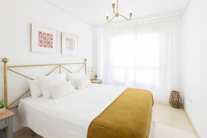 dormitorio con cama doble