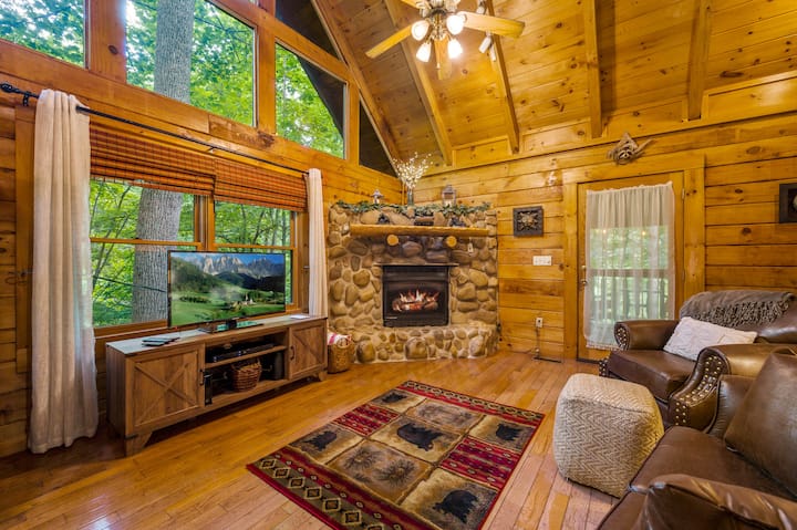 Cozy Cabin Escape * Prime Location * Hot Tub - Gatlinburg, TN