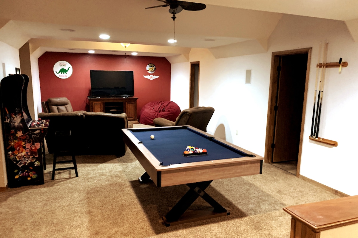 ห้องบันเทิงเป็นห้องนั่งเล่น/ห้องนอนเด็กและวัยรุ่นชอบ มีทีวีจอใหญ่ห้องสมุดดีวีดีโต๊ะพูลและเครื่องเล่นเกมอาร์เคดเตียง 2 ชั้น 2 หลัง + เตียงใหญ่ 1 หลัง ด้านขวาสุดเป็นห้องน้ำใกล้กับห้องอาบน้ำ