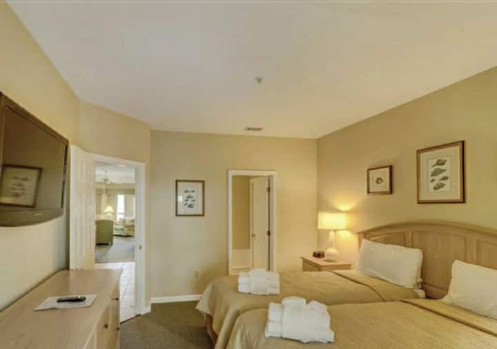 სასტუმრო ოთახი შეიძლება მოწყობილი იყოს 2 ორადგილიან საწოლად ან 1 კინგად (შეთანხმება შეადგენს 35 $ -ს)