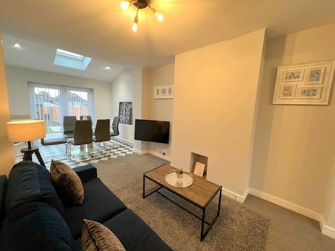 Top Airbnb: Modern, Stylish 4-bed -Solihull, NEC, Airport,HS2 in Yardley & Acocks Green