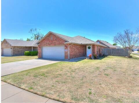 Peaceful pet friendly home near OKC and more!