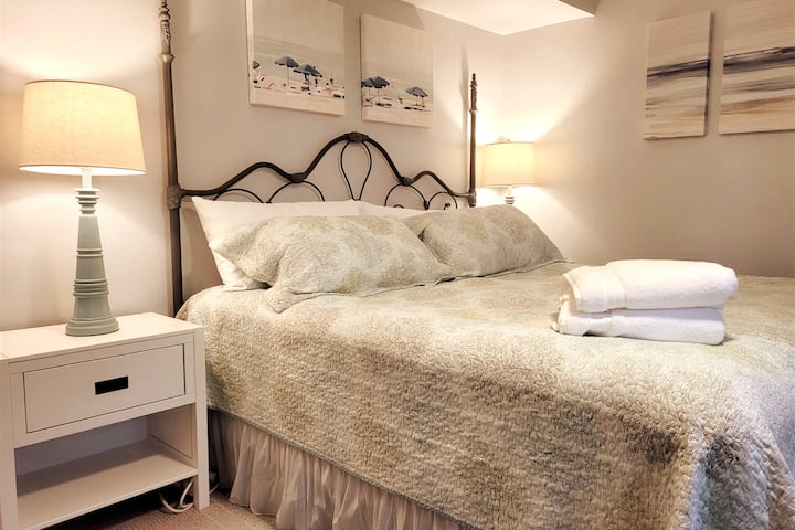 Mwalimu wa 2.

Kitanda cha mfalme na topper ya chini.