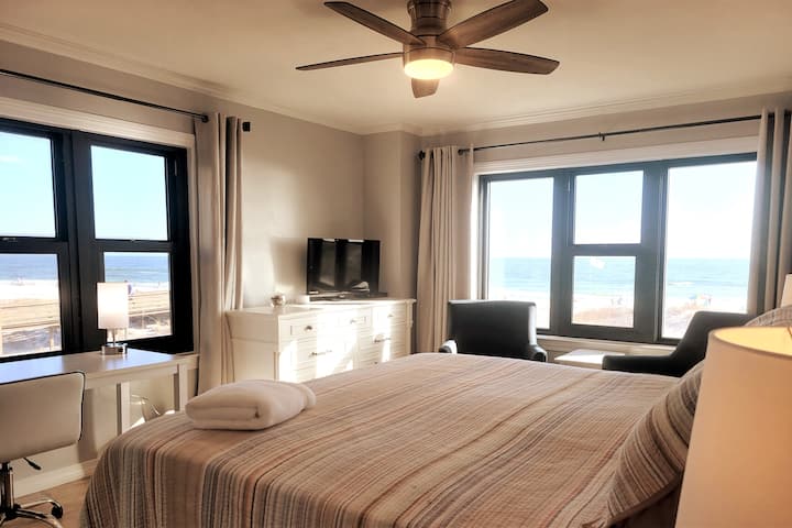 Mwalimu wa 1 na maoni ya kushangaza. 
King plush kitanda na mashuka ya kifahari