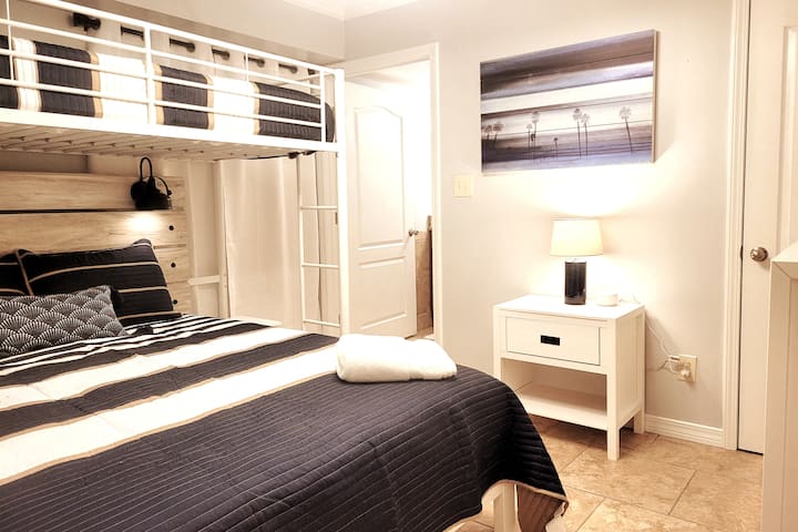 Chumba cha kulala cha 3. Godoro jipya la malkia la kifahari na kitanda kipya cha roshani.