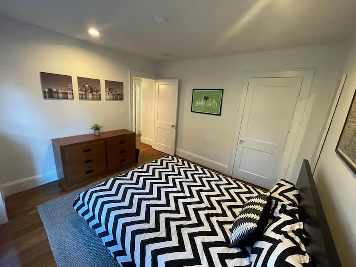 卧室2 -标准双人床、衣柜和梳妆台