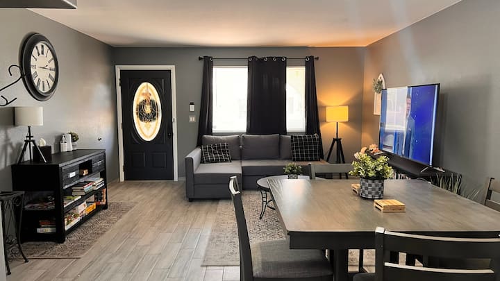 Cheerful 3 Br Home With A Pool - Glendale, AZ