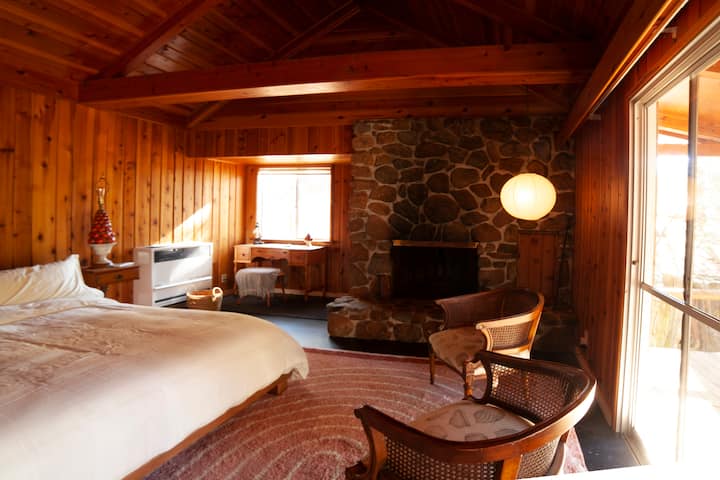 Მთავარი ფლიგელი, საწოლი 183 × 213 სმ, ბუხარი, ცალკე სააბაზანო, პარმაღი, ცალკე შესასვლელი გასაღებით და სამუშაო სადგური ფანჯარასთან.