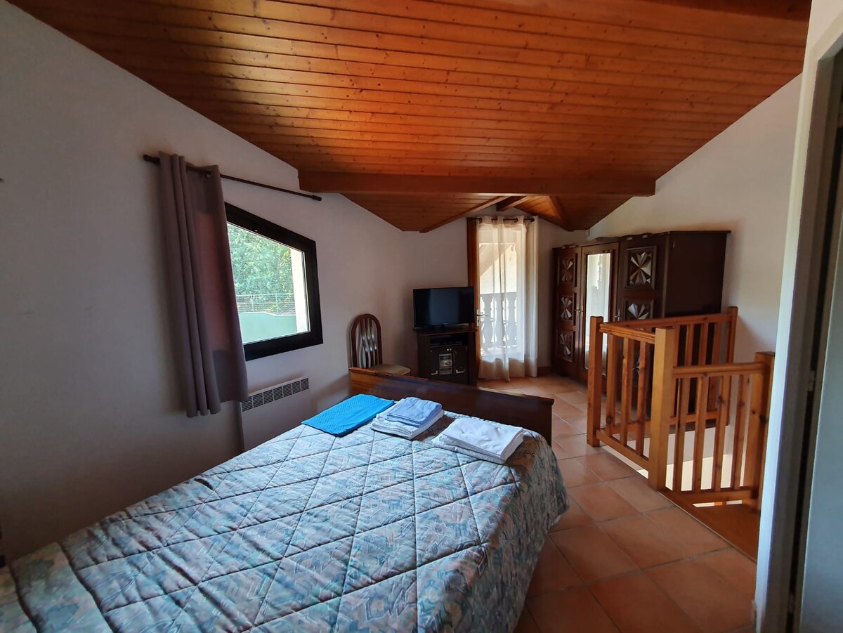 Studio Slaapkamer III boven (met eigen badkamer en balkon)