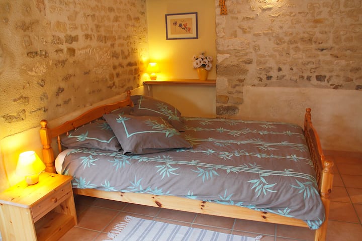 מיטה גדולה בחדר