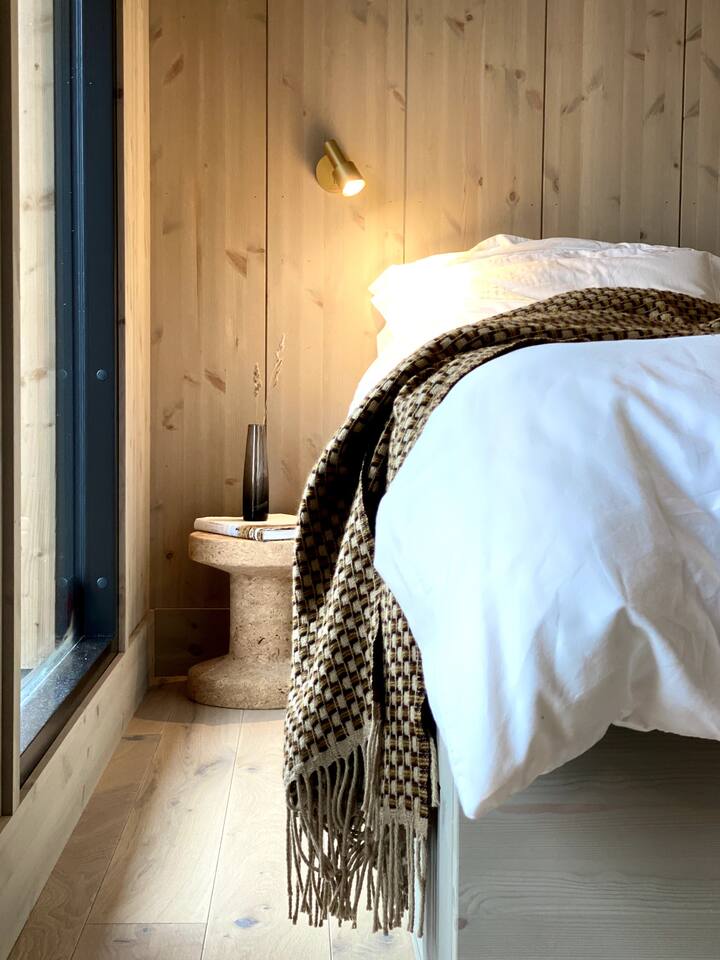 ห้องนอนใหญ่พร้อมห้องน้ำในตัว 
