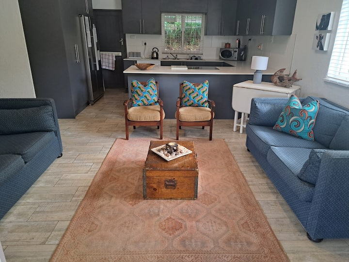 Влизайки в салона с отворен план, напълно оборудвана кухня отзад, от вътрешния двор, през големи сгъваеми врати във вътрешния двор