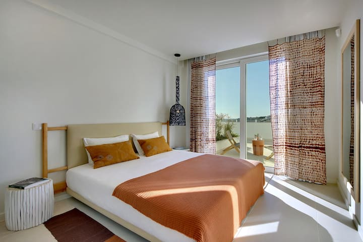 Apartman 3- Bračni krevet s izravnim pristupom balkonu, nevjerojatan pogled na more.