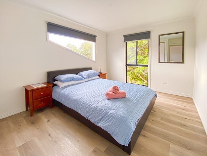 Master BR3 lart - Queen suite. Qasje në banjën kryesore dhe tualet të veçantë