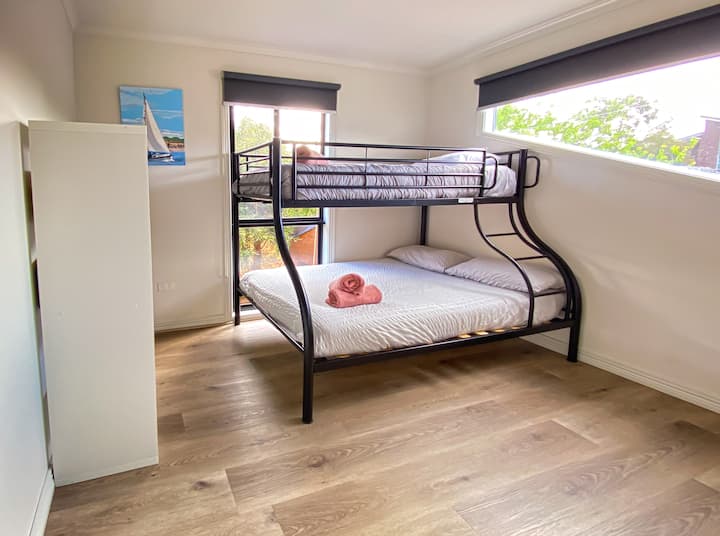 BR4 lart - Trio bunks (dopio në fund, teke sipër). Qasje në banjën kryesore dhe tualet të veçantë