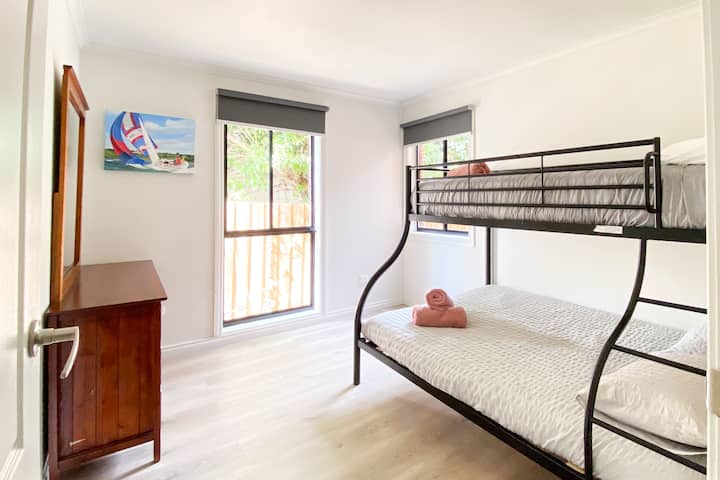 BR2 në katin e poshtëm - Trio bunks (dopio në fund, një në krye). Qasje në tualet të veçantë