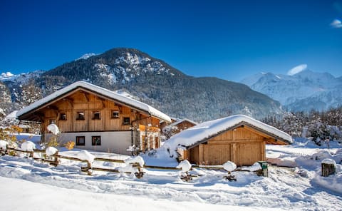 Modern 4-bed home, epic views, 7 mins to slopes