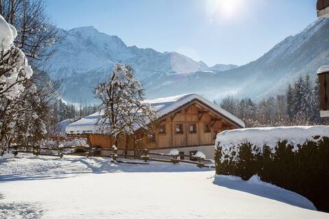 Modern 4-bed home with epic views, 7 mins to ski