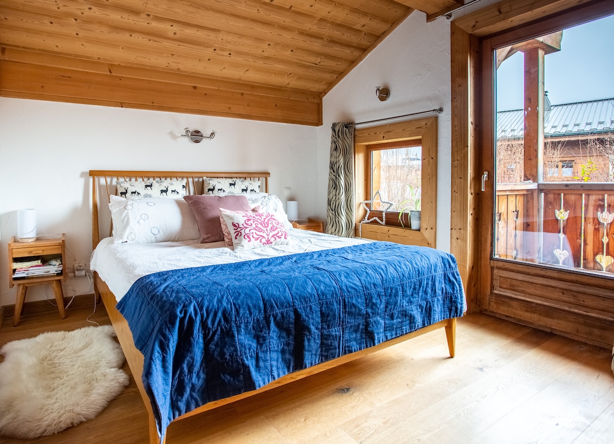 楼上的主卧室可欣赏令人难以置信的勃朗峰景观，并可通往楼上的阳台。包括一间套内卫生间。