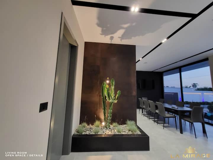 Დეტალები + სასადილო სივრცე აუზის ხედით