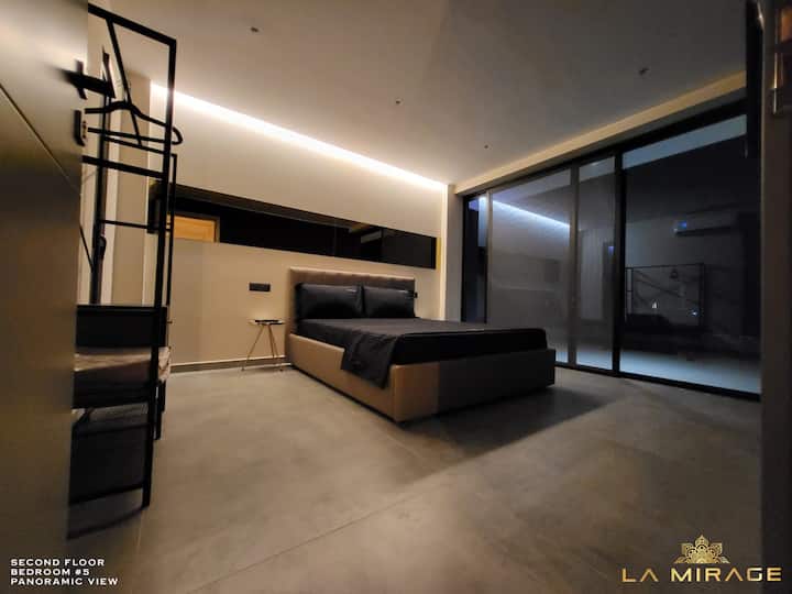 Საძინებელი #1 აუზის ხედით