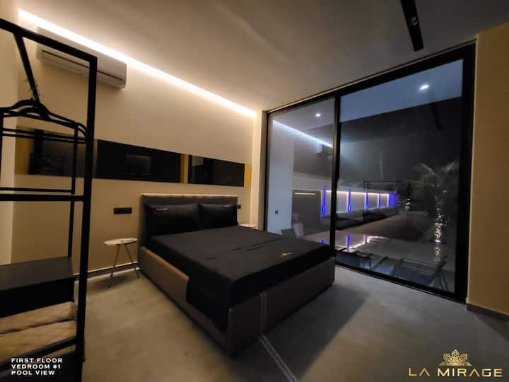 Საძინებელი #1 აუზის ხედით