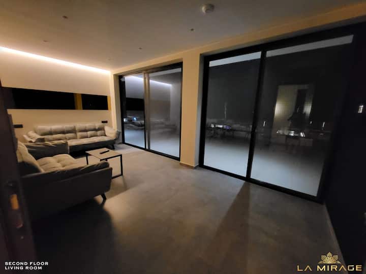 Მეორე სართულის მისაღები ოთახი პანორამული ხედით