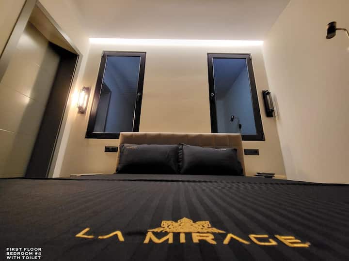 Საძინებელი #4 სააბაზანოთი მიმაგრებული